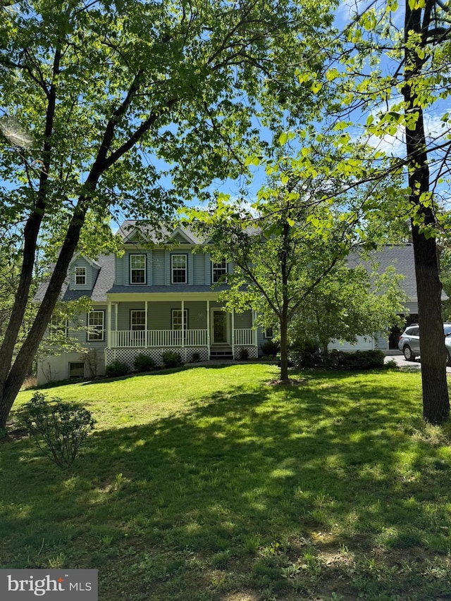 view of front facade featuring a porch and a front lawn