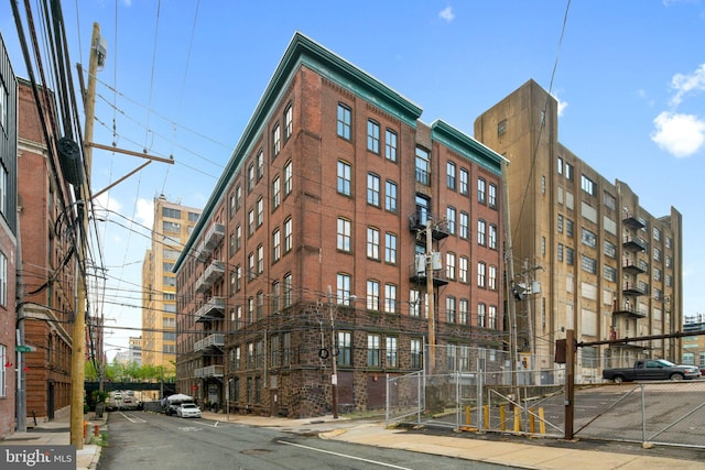 view of apartment building / complex with fence