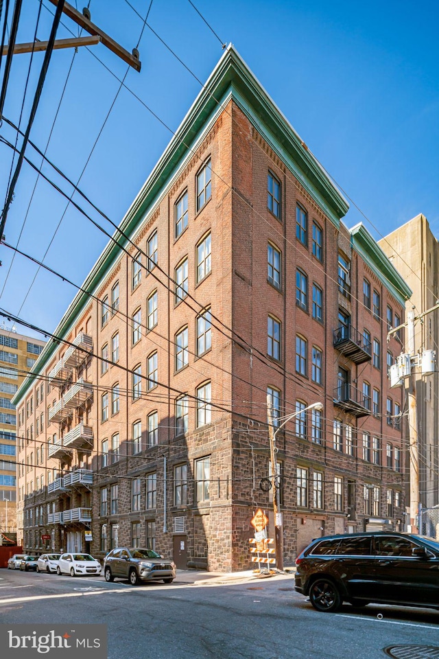 view of apartment building / complex