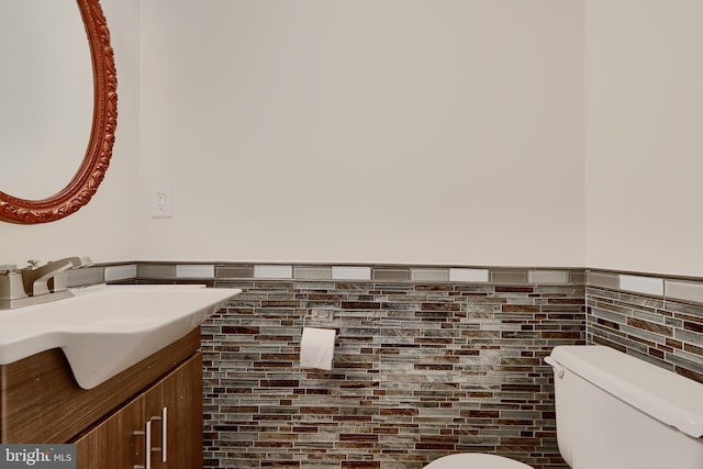 8838 Cross Country Pl, Gaithersburg, MD 20879 - half bathroom featuring toilet, a wainscoted wall, and vanity