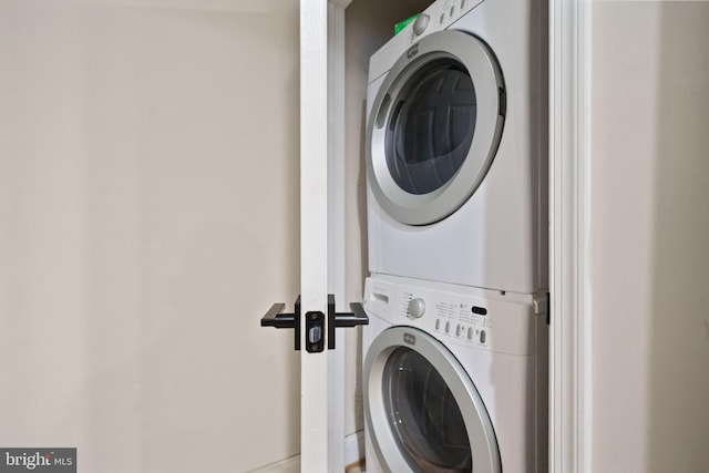 7135 Huntley Creek Pl Unit 55, Alexandria, VA 22306 - laundry area featuring stacked washing machine and dryer