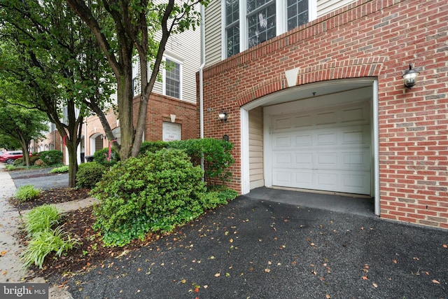7135 Huntley Creek Pl Unit 55, Alexandria, VA 22306 - garage with asphalt driveway