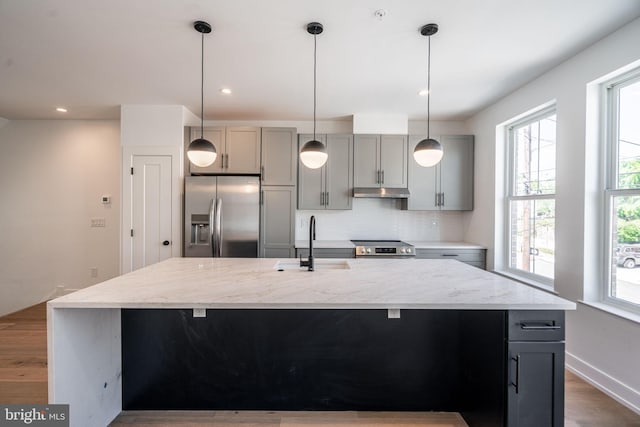 kitchen featuring appliances with stainless steel finishes, a sink, gray cabinets, dark wood-type flooring, and recessed lighting