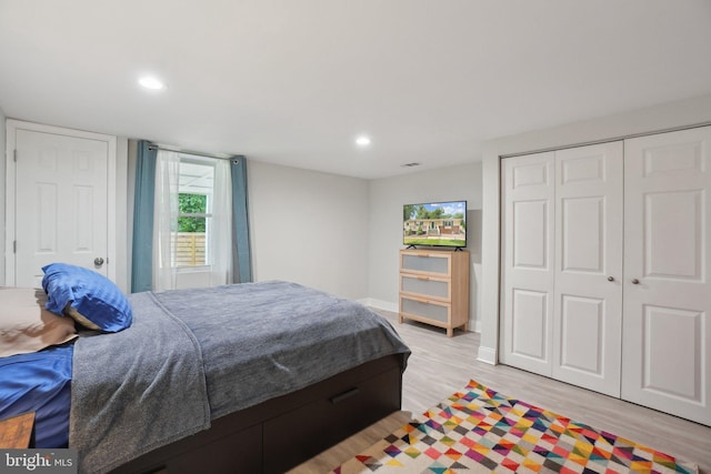 5728 Sunbury Dr, Alexandria, VA 22303 - bedroom with light wood-type flooring, recessed lighting, baseboards, and a closet