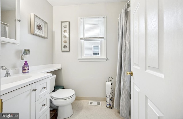 bathroom with vanity, toilet, a shower with curtain, and baseboards