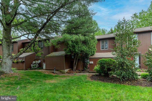 23 Eden Roc, New Hope, PA 18938 - rear view of property featuring a yard and a shingled roof