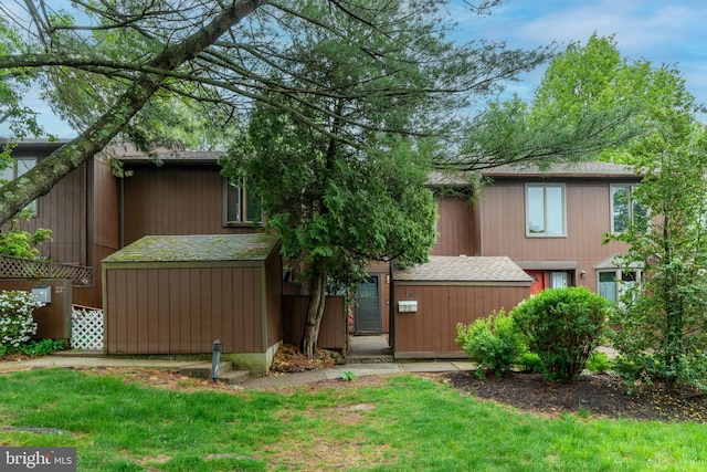 23 Eden Roc, New Hope, PA 18938 - back of house featuring a shingled roof and a yard