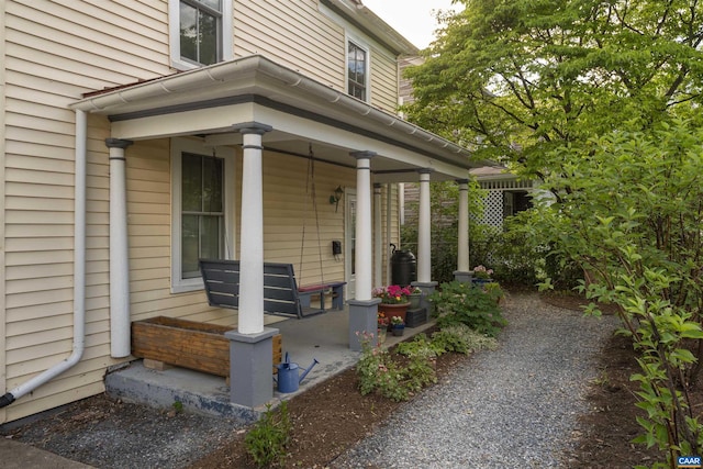 entrance to property featuring covered porch