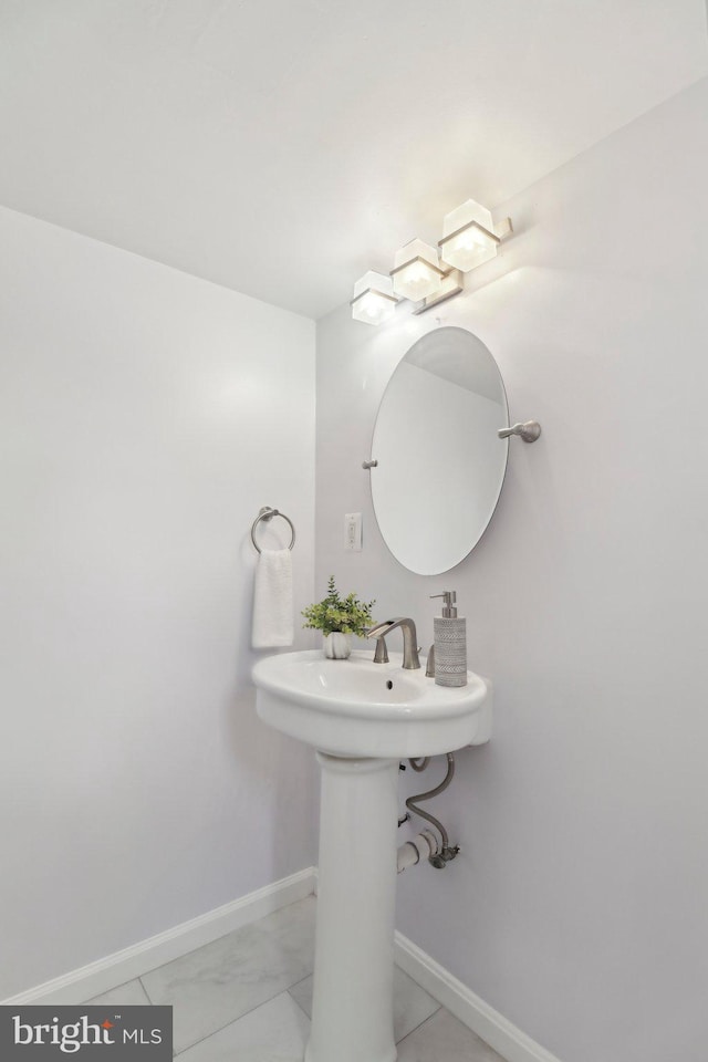bathroom with baseboards