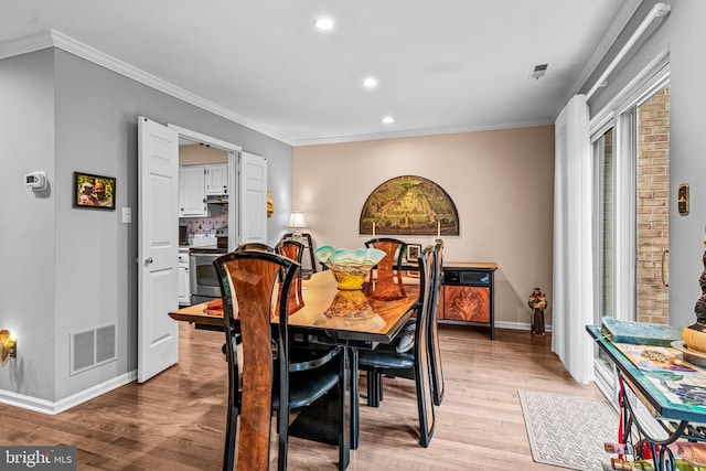 352 Paoli Woods Dr, Paoli, PA 19301 - dining area featuring light wood-type flooring, baseboards, recessed lighting, and ornamental molding
