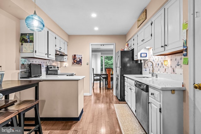 352 Paoli Woods Dr, Paoli, PA 19301 - kitchen with appliances with stainless steel finishes, a sink, light countertops, tasteful backsplash, and light wood-style flooring
