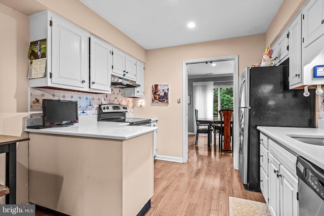352 Paoli Woods Dr, Paoli, PA 19301 - kitchen with under cabinet range hood, stainless steel appliances, light wood-style flooring, light countertops, and recessed lighting