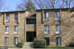 view of apartment building / complex