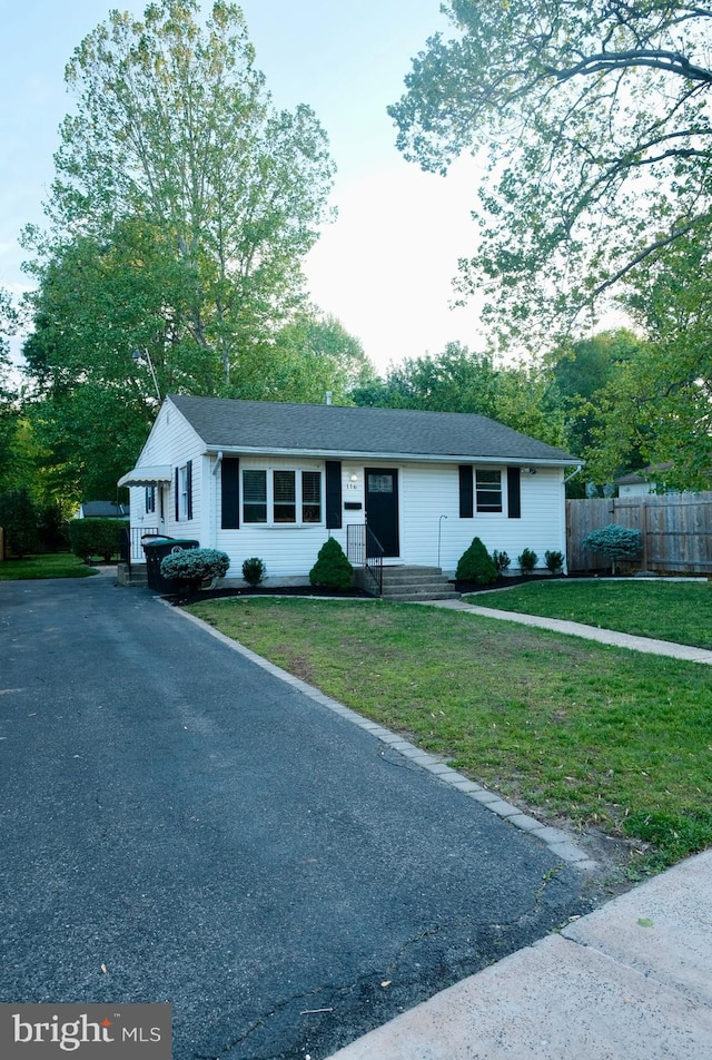 ranch-style house featuring driveway