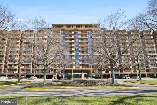 view of apartment building / complex