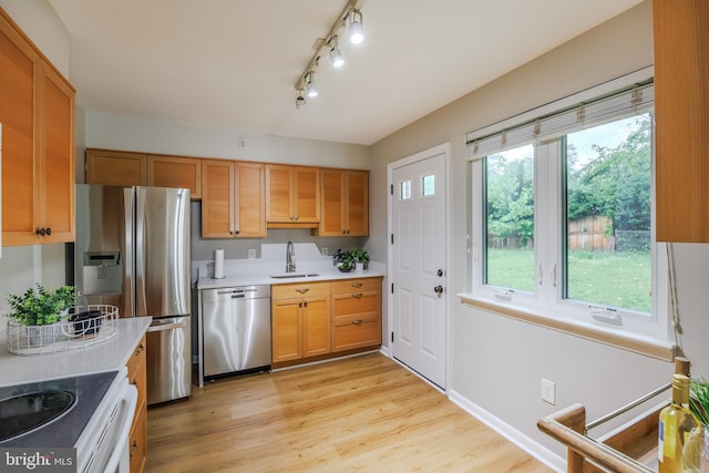808 Gregorio Dr, Silver Spring, MD 20901 - kitchen featuring stainless steel appliances, a sink, light wood-type flooring, and light countertops