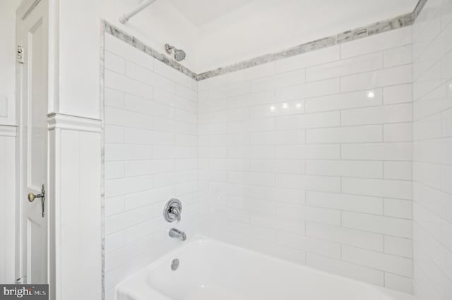 full bathroom featuring washtub / shower combination