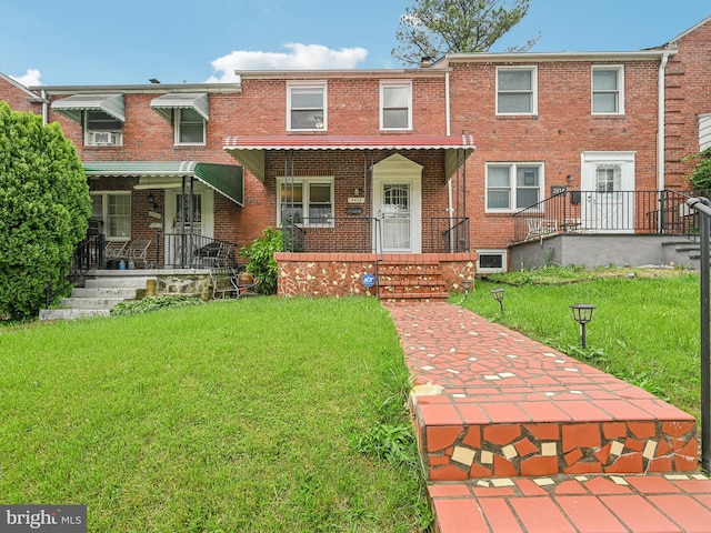 view of front of house featuring brick siding and a front yard