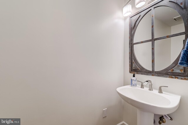 20932 Cox Mills Ct, Ashburn, VA 20147 - bathroom with baseboards and a sink