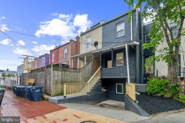1129 8th St NE, Washington, DC 20002 - back of property featuring fence and stairs