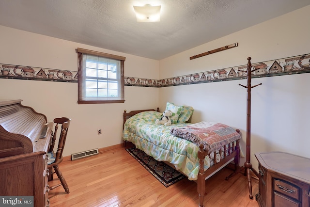630 E Canal Rd, York, PA 17404 - bedroom with light wood-type flooring and baseboards