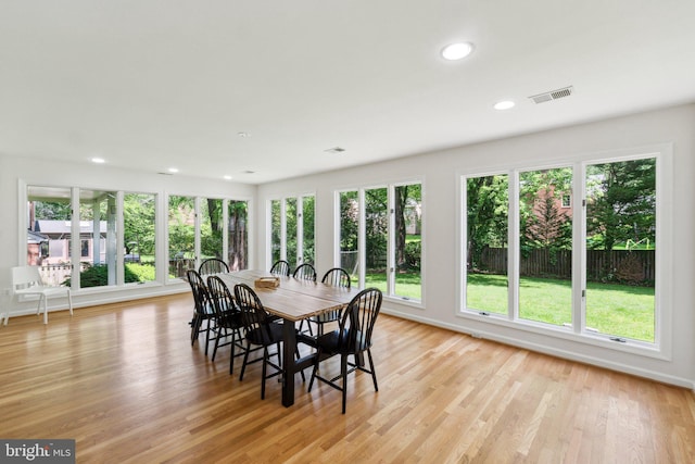dining room with light wood-style floors, recessed lighting, and baseboards