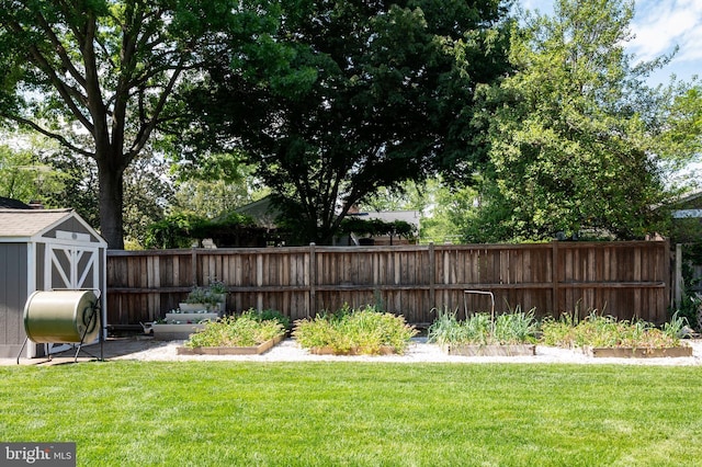 view of yard featuring a storage unit and an outdoor structure