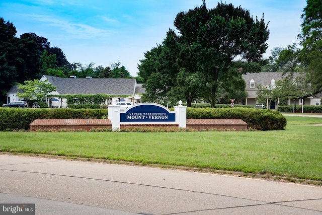 community sign with a yard