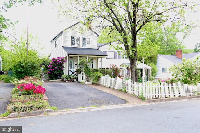 1517 Margaret St, Woodbridge, VA 22191 - view of front of house with covered porch, asphalt driveway, and a fenced front yard