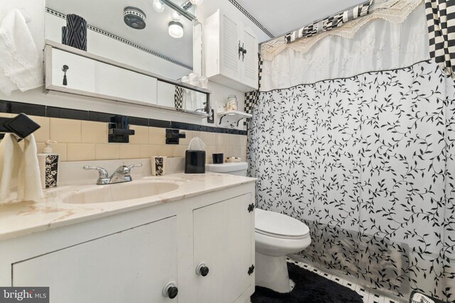 1517 Margaret St, Woodbridge, VA 22191 - full bathroom with toilet, vanity, decorative backsplash, a shower with curtain, and tile walls