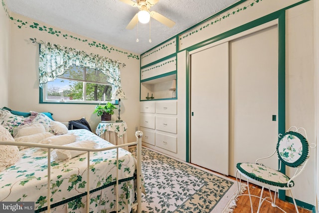 1517 Margaret St, Woodbridge, VA 22191 - bedroom featuring a textured ceiling, a closet, baseboards, and a ceiling fan