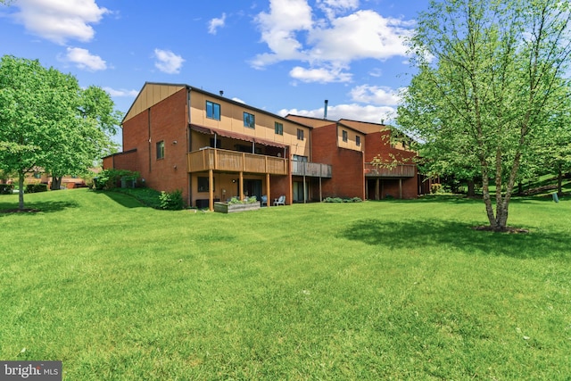 16 Lacosta Ct, Towson, MD 21204 - back of property with a yard