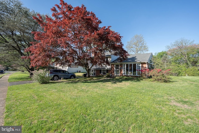 view of front facade featuring a front lawn