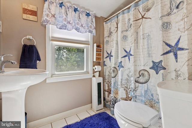 full bath featuring tile patterned floors, toilet, baseboards, and a shower with curtain