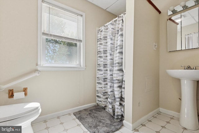 full bath with tile patterned floors, toilet, a sink, and a shower with shower curtain