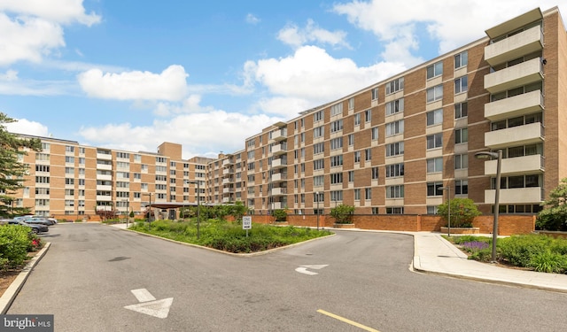 view of apartment building / complex