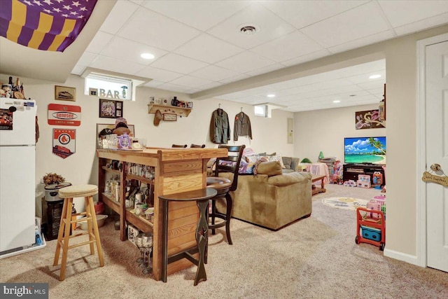 living room featuring carpet, a drop ceiling, and recessed lighting