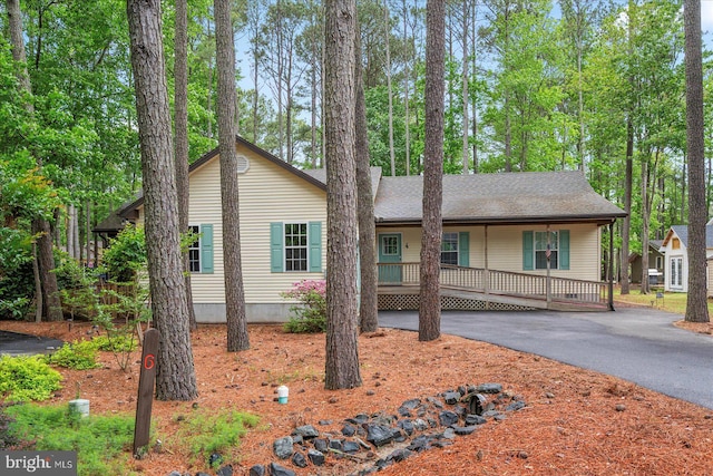 4 Abbey Cir, Ocean Pines, MD 21811 - view of front of house with covered porch, roof with shingles, and asphalt driveway
