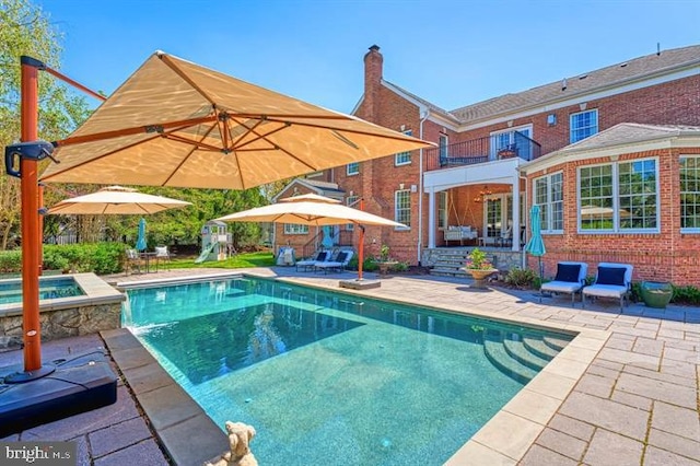 43582 Old Kinderhook Dr, Ashburn, VA 20147 - view of swimming pool with a patio and a pool with connected hot tub