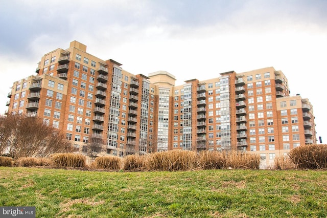 view of apartment building / complex