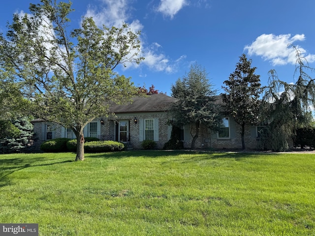 view of front of property featuring a front yard and brick siding