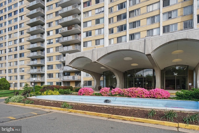 view of apartment building / complex