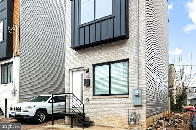 view of front facade featuring brick siding