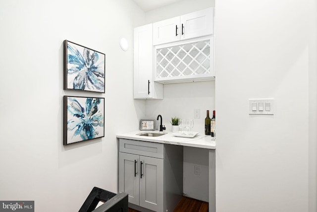 indoor wet bar with dark wood-type flooring