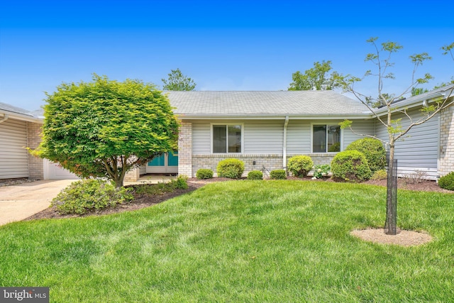 ranch-style house featuring brick siding, a front yard, and a shingled roof