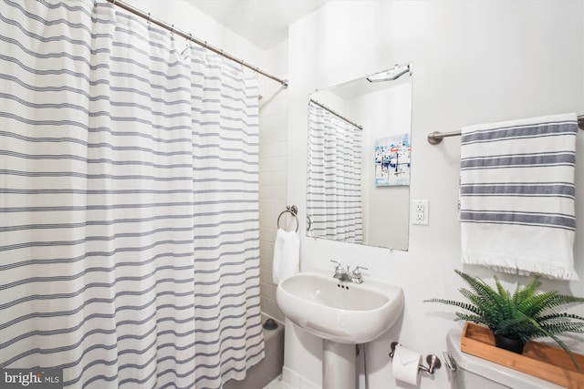 1233 Boucher Ave, Annapolis, MD 21403 - full bathroom featuring toilet, a sink, and shower / bath combination with curtain