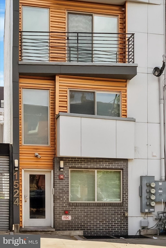 1524 N 2nd St Unit 2, Philadelphia, PA 19122 - view of front of property featuring a balcony