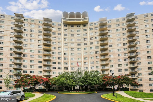 view of apartment building / complex