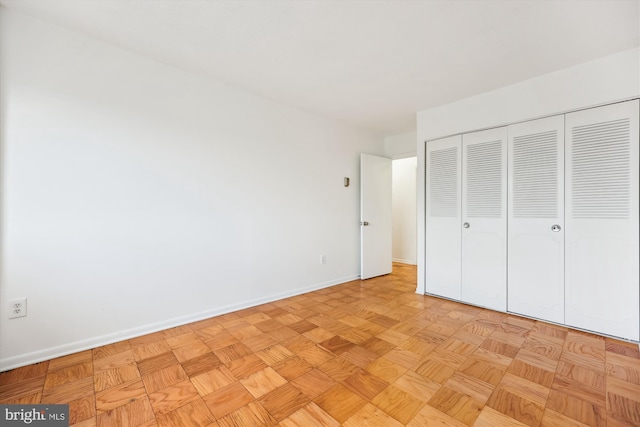unfurnished bedroom featuring baseboards and a closet