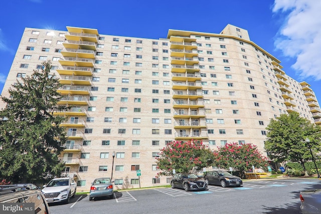 view of apartment building / complex with uncovered parking
